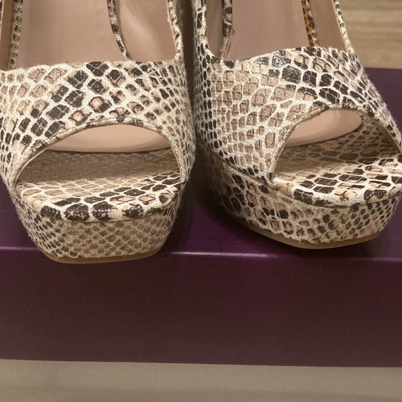 Fergie MAGNIFICENT Retro Platform Peeptoe
Chunky Heels - Picture 9 of 12